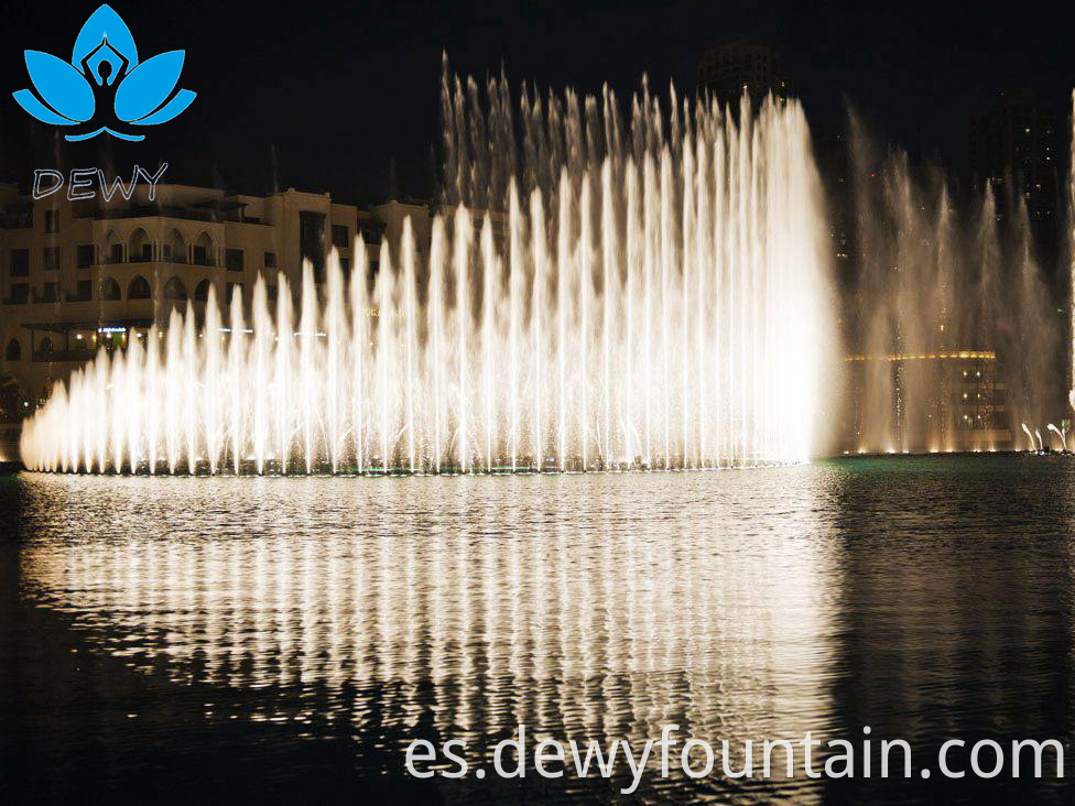 Diseño gratuito Al aire libre Gran alto Musical Decorative Dancing Water Fuente Show con luces DW-88